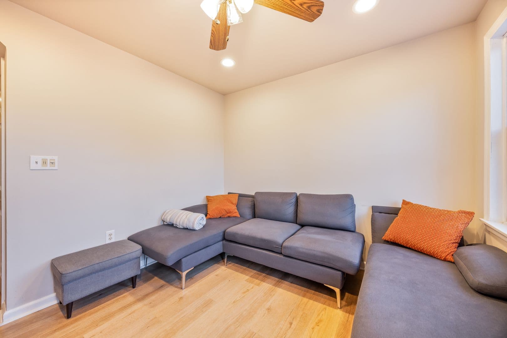 Edgewater Apartment: 272 Old River Rd