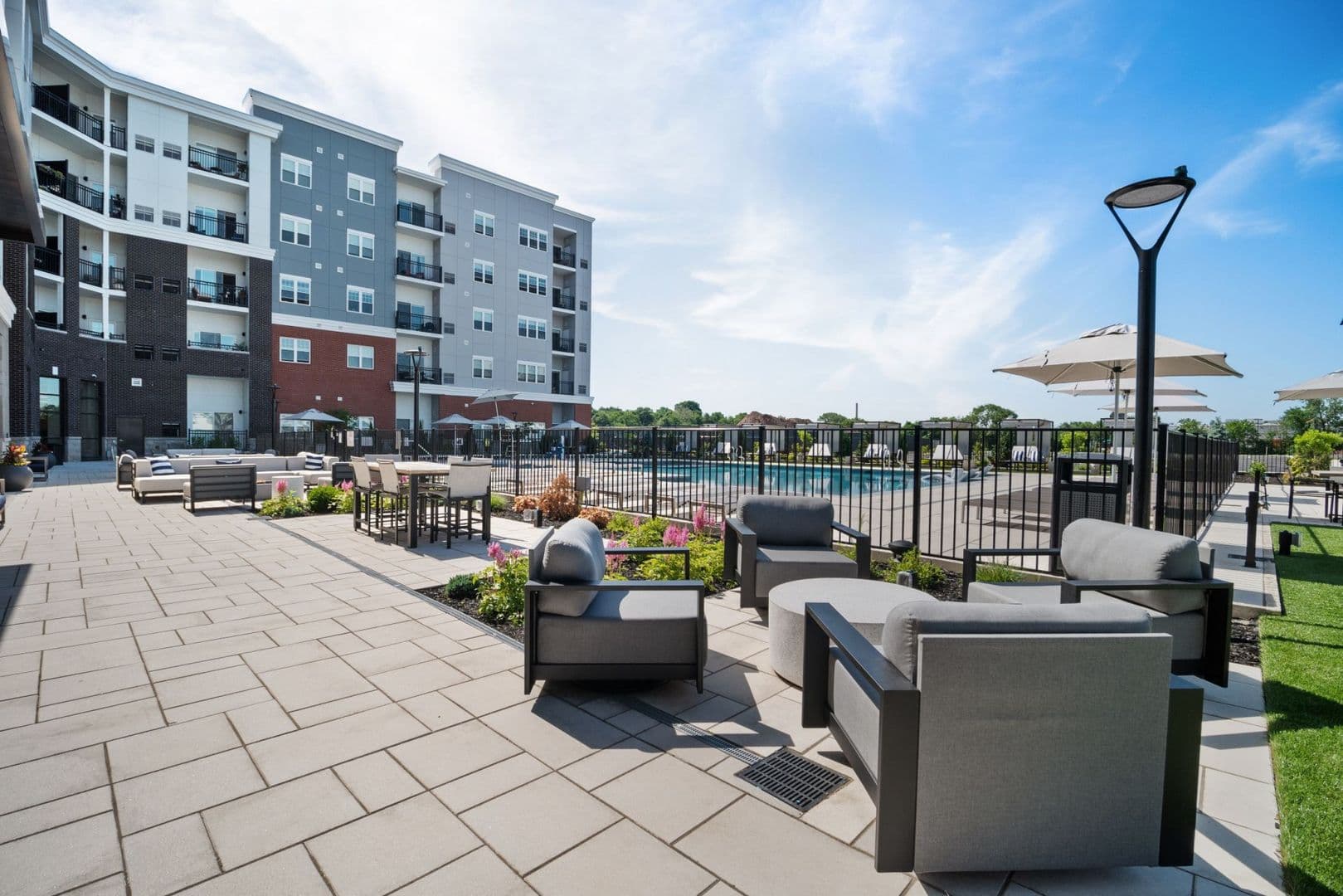 Bogota House: 999 W Fort Lee Rd
