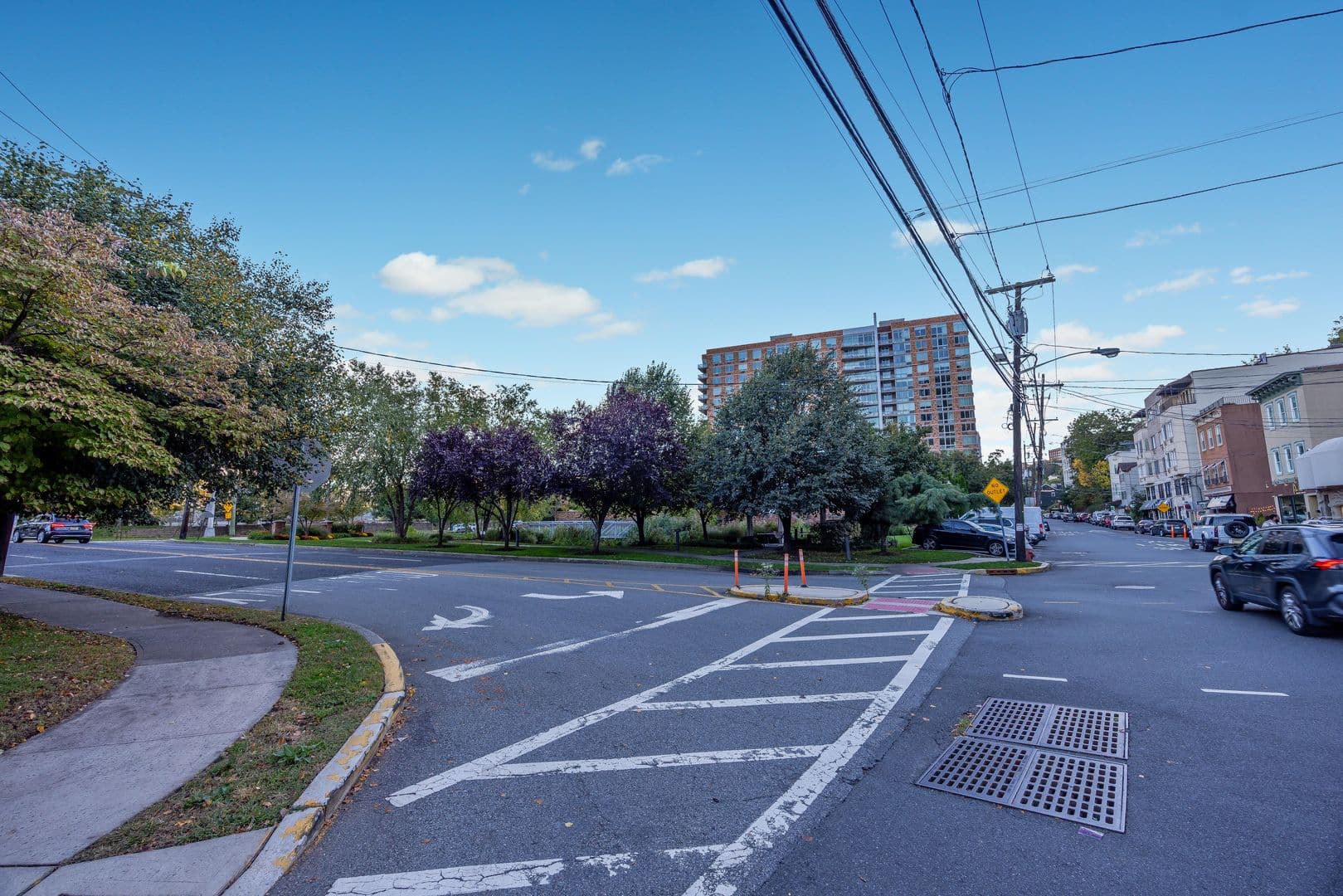 Edgewater Apartment: 272 Old River Rd