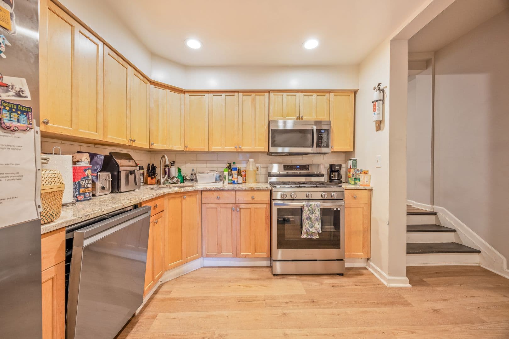 Edgewater Apartment: 272 Old River Rd