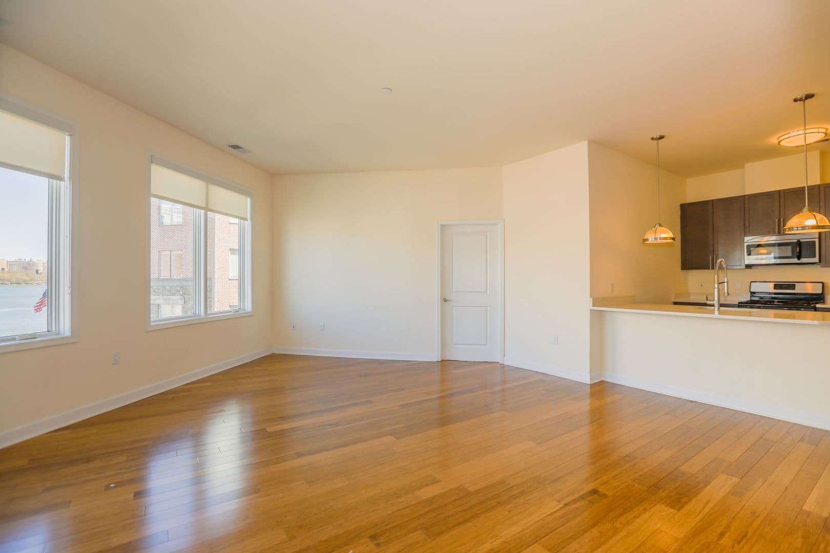 Edgewater House: 10 Main St