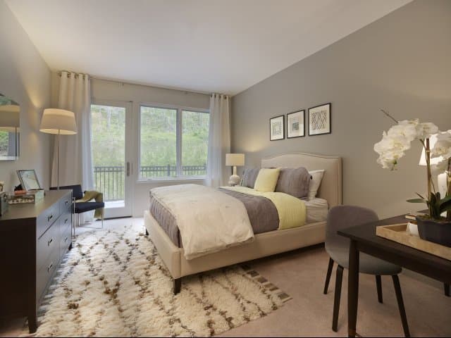 Edgewater Apartment: 250 Old River Road