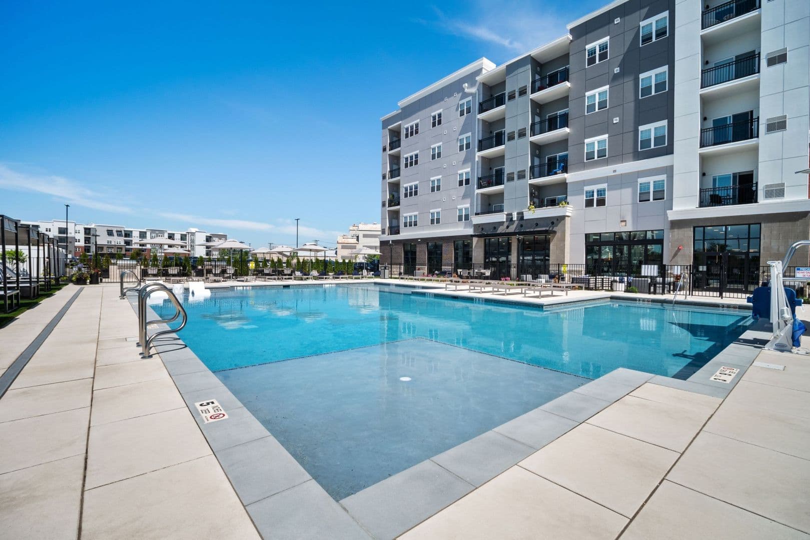 Bogota House: 999 W Fort Lee Rd