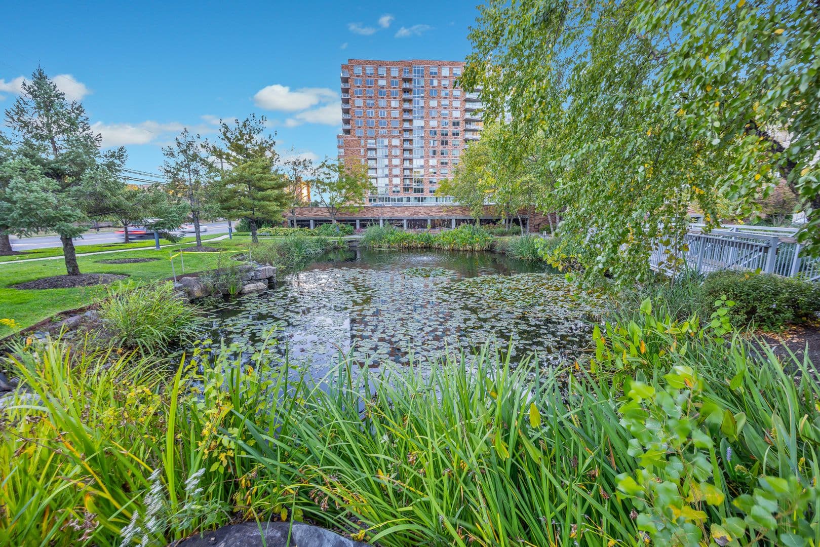 Edgewater Apartment: 272 Old River Rd