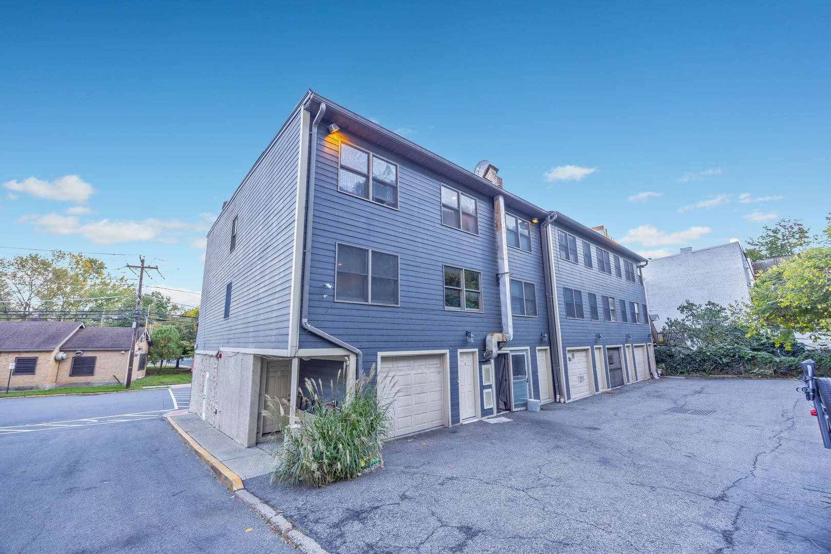 Edgewater Apartment: 272 Old River Rd