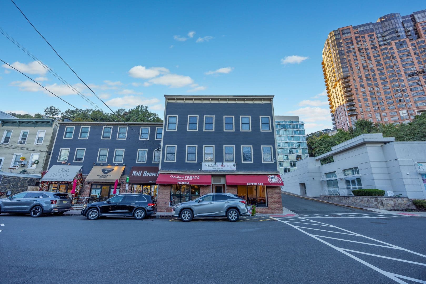 Edgewater Apartment: 272 Old River Rd