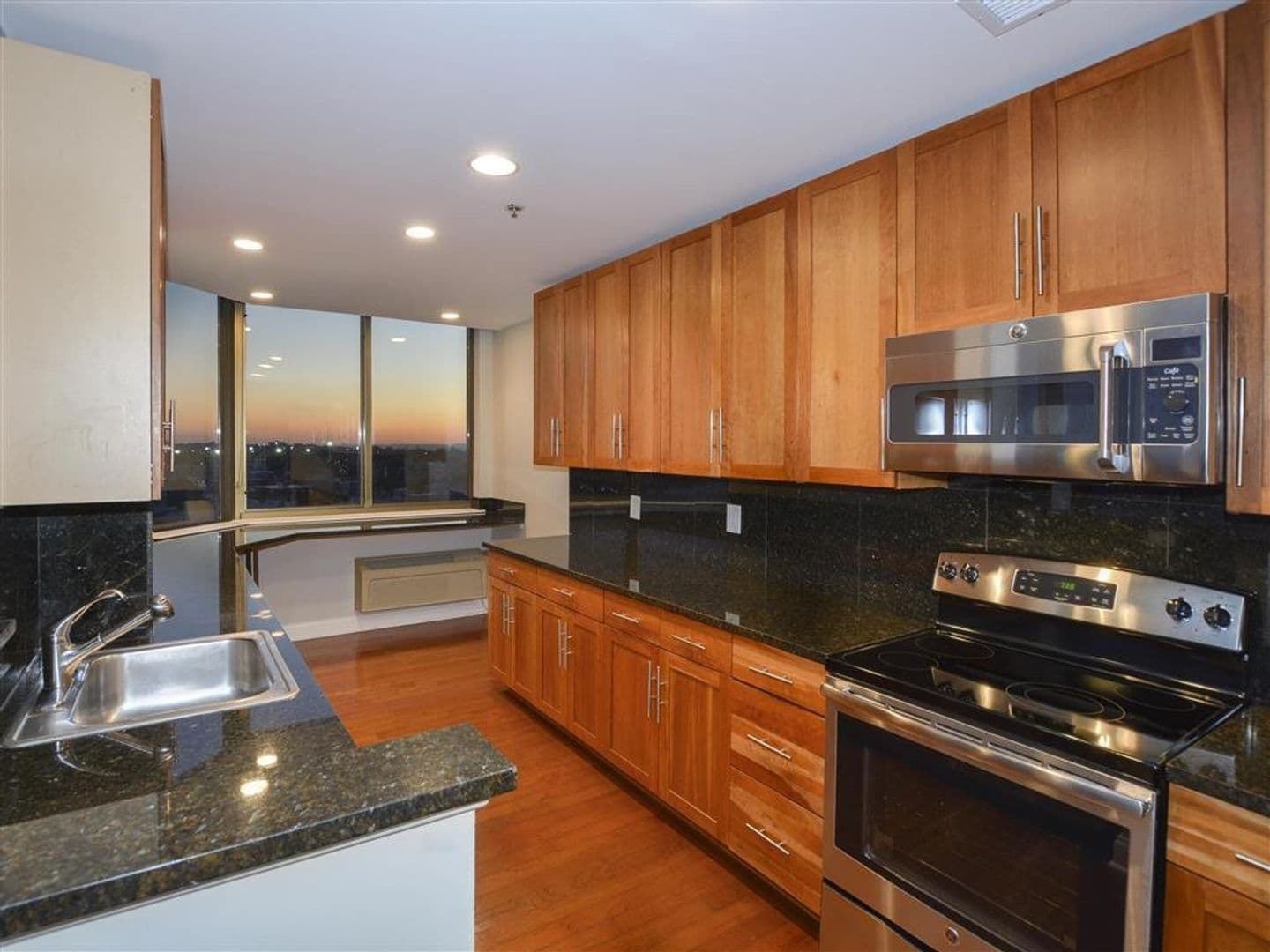 Edgewater Apartment: 99 Gorge Road