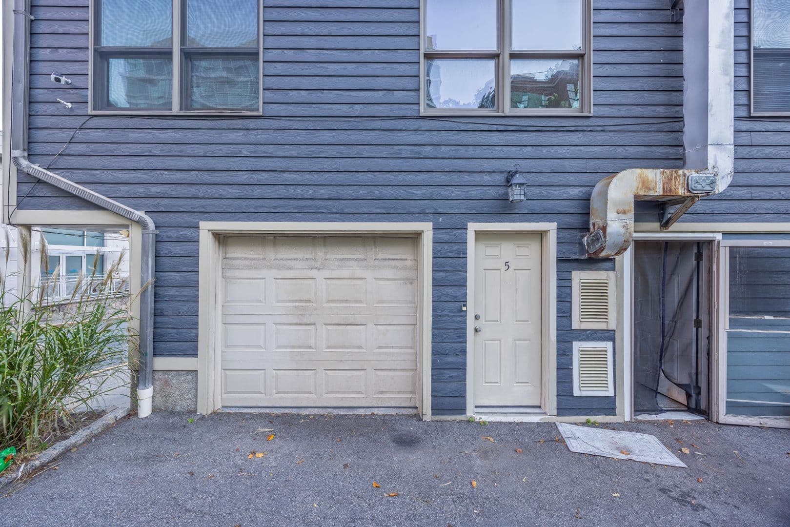 Edgewater Apartment: 272 Old River Rd