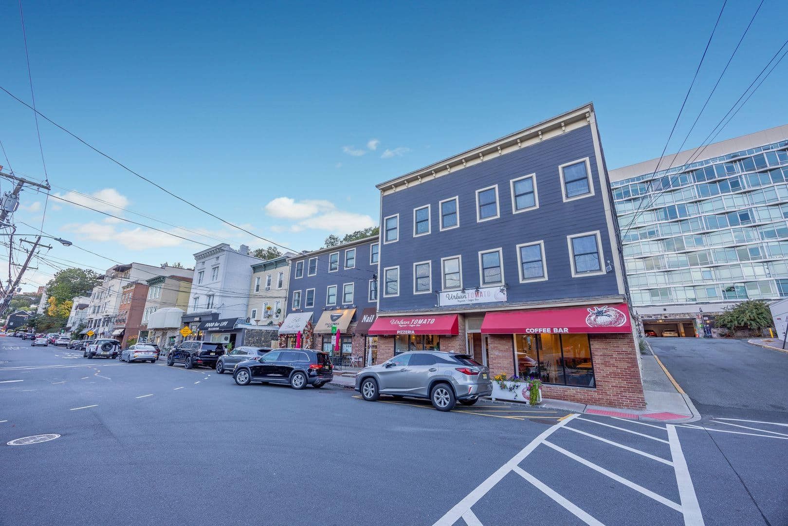 Edgewater Apartment: 272 Old River Rd