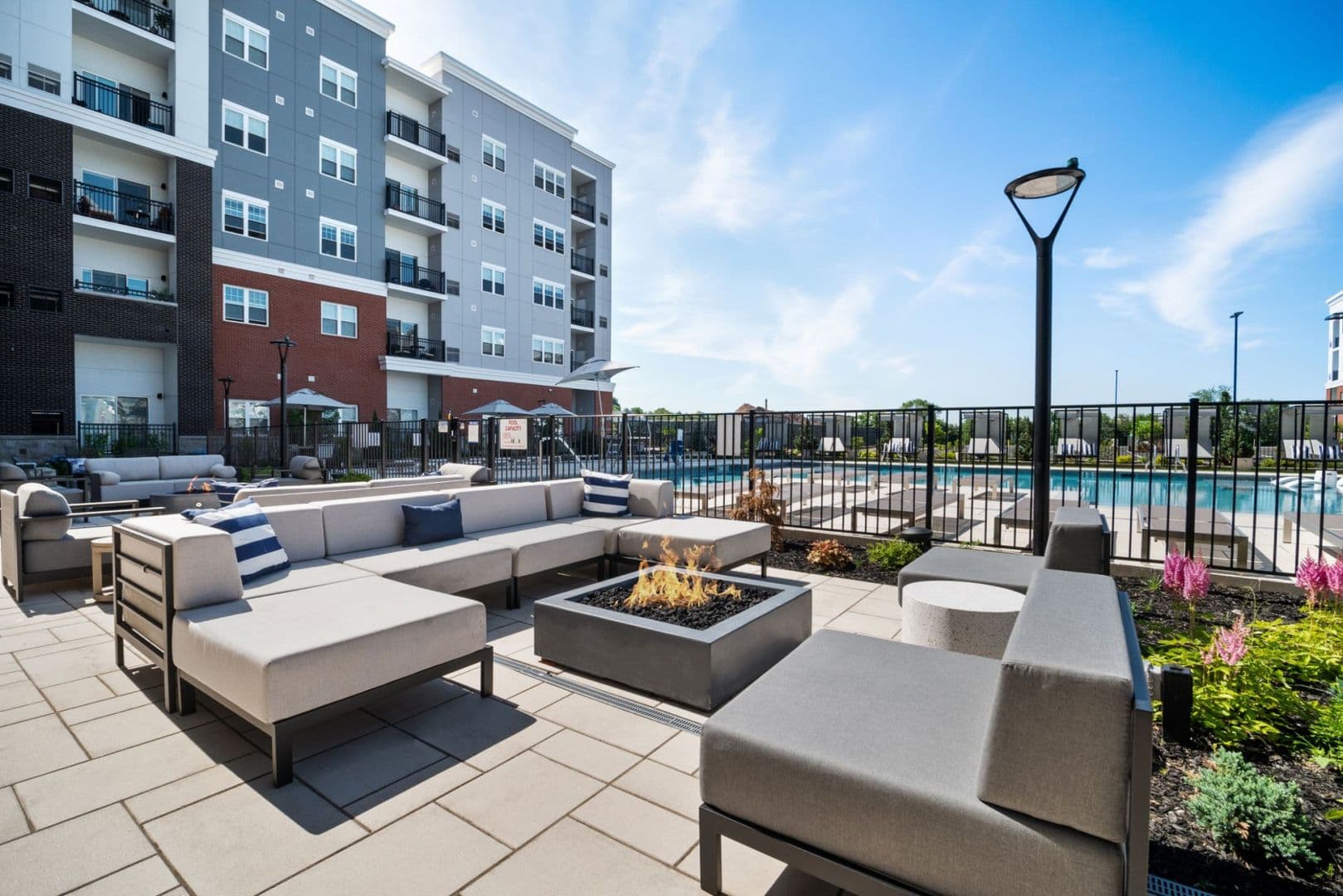 Bogota House: 999 W Fort Lee Rd