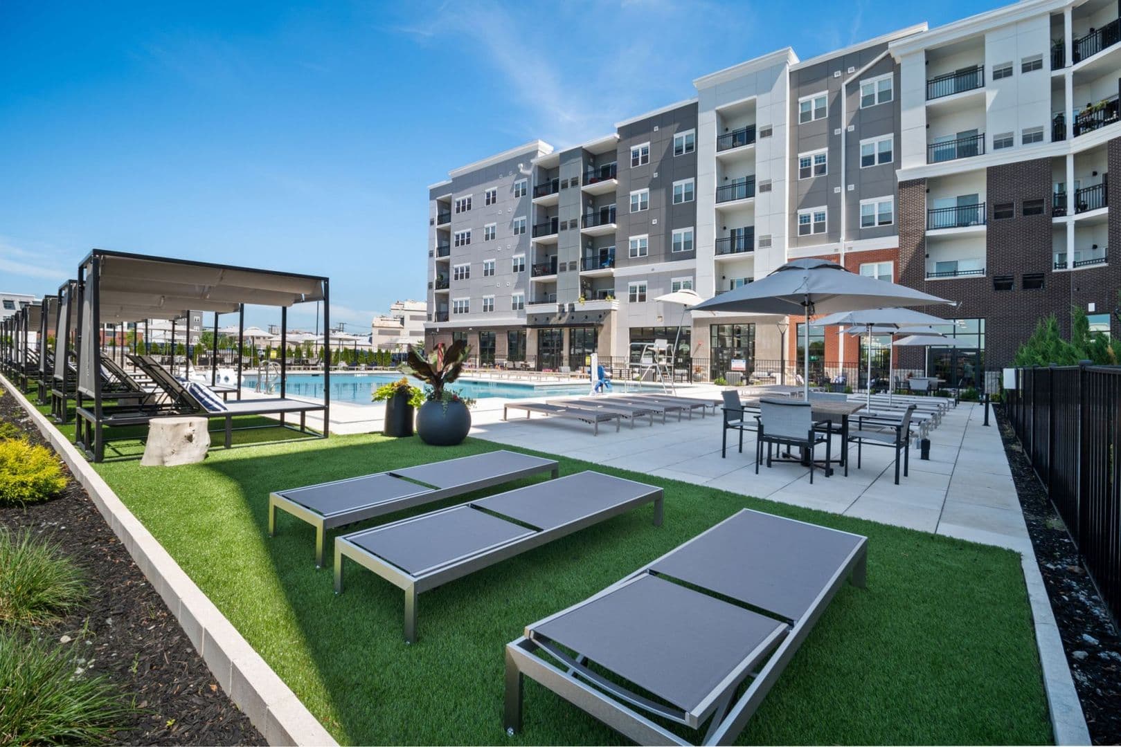Bogota House: 999 W Fort Lee Rd