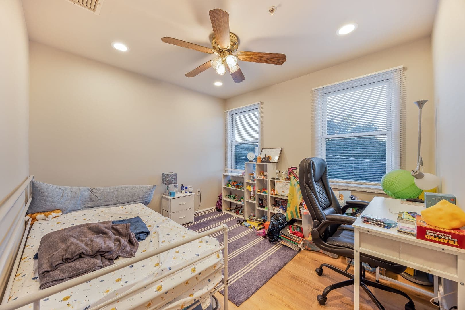 Edgewater Apartment: 272 Old River Rd