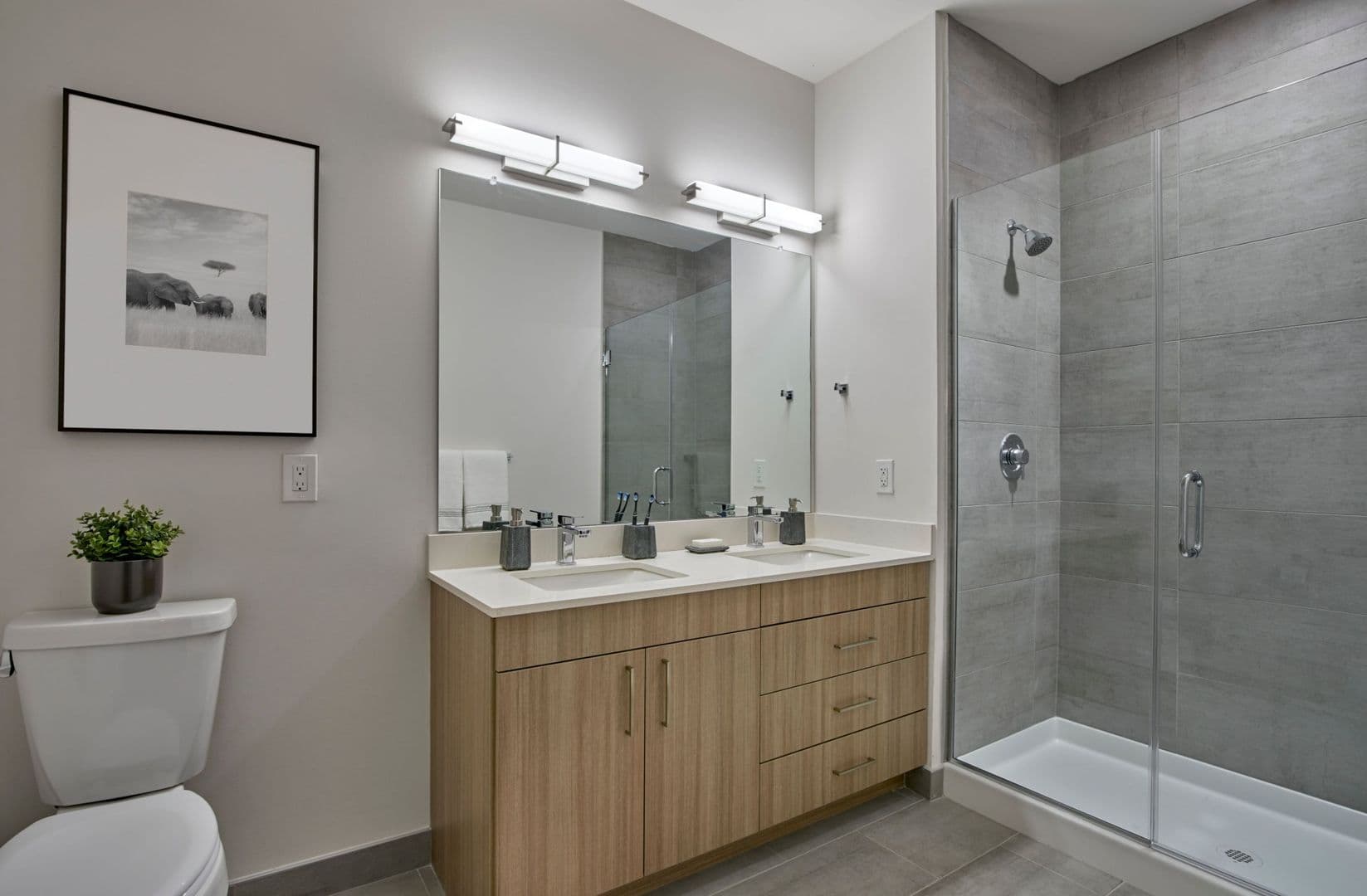 Bogota House: 999 W Fort Lee Rd