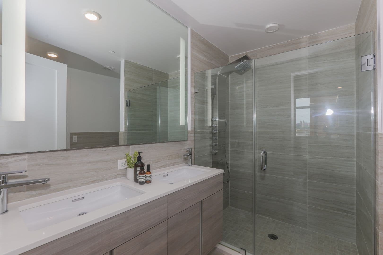 Edgewater Apartment: 7650 River Road