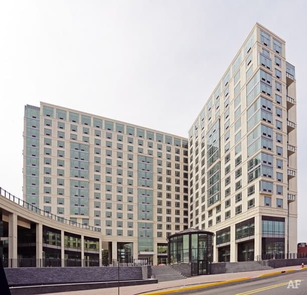 Cliffside Park Apartment: 1 Towne Centre Drive
