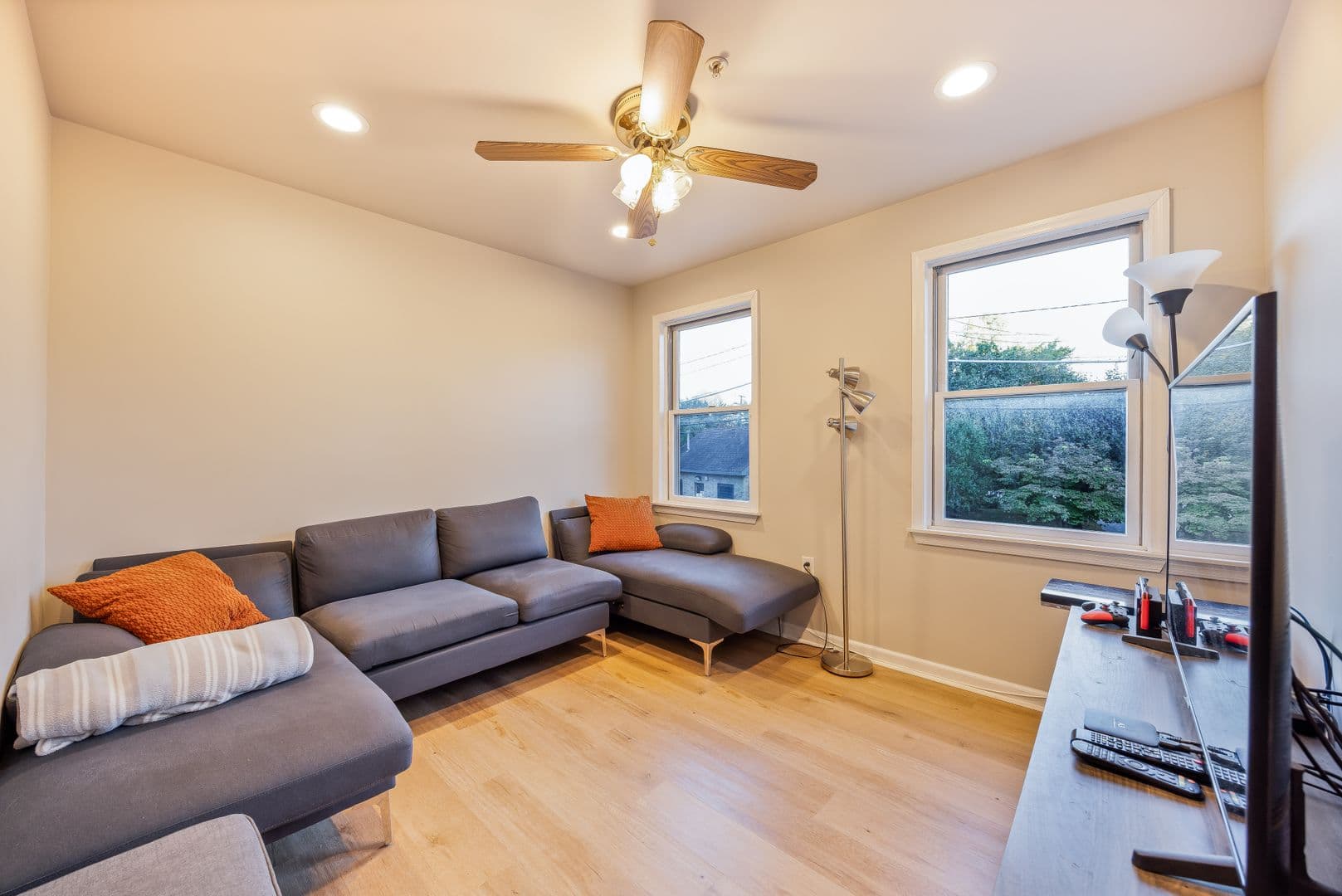 Edgewater Apartment: 272 Old River Rd