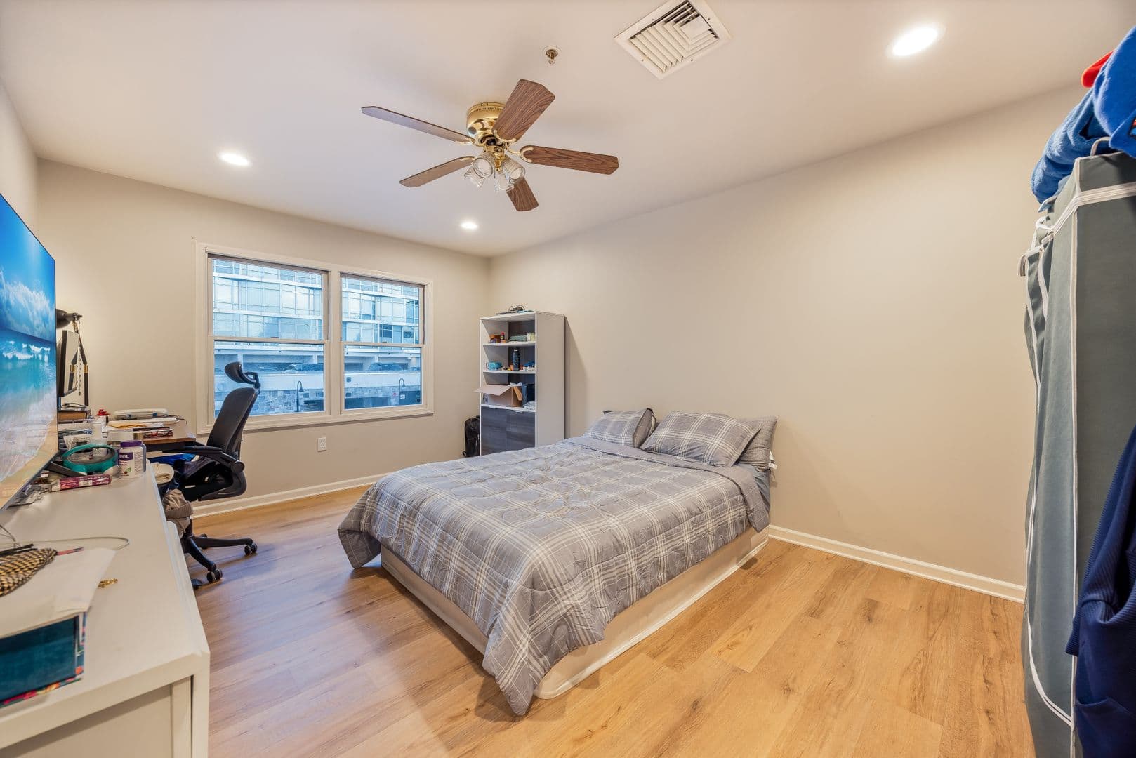 Edgewater Apartment: 272 Old River Rd