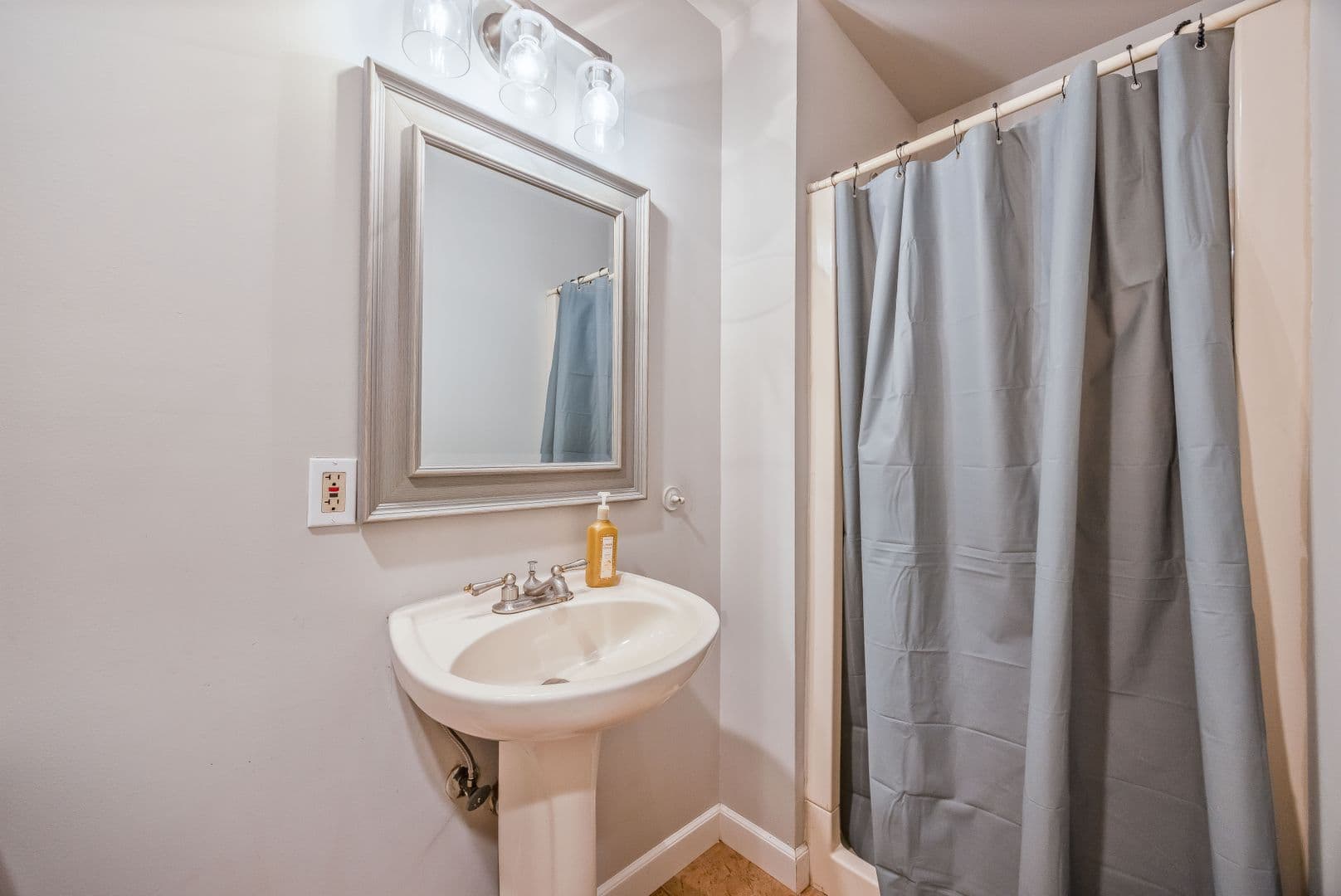 Edgewater Apartment: 272 Old River Rd