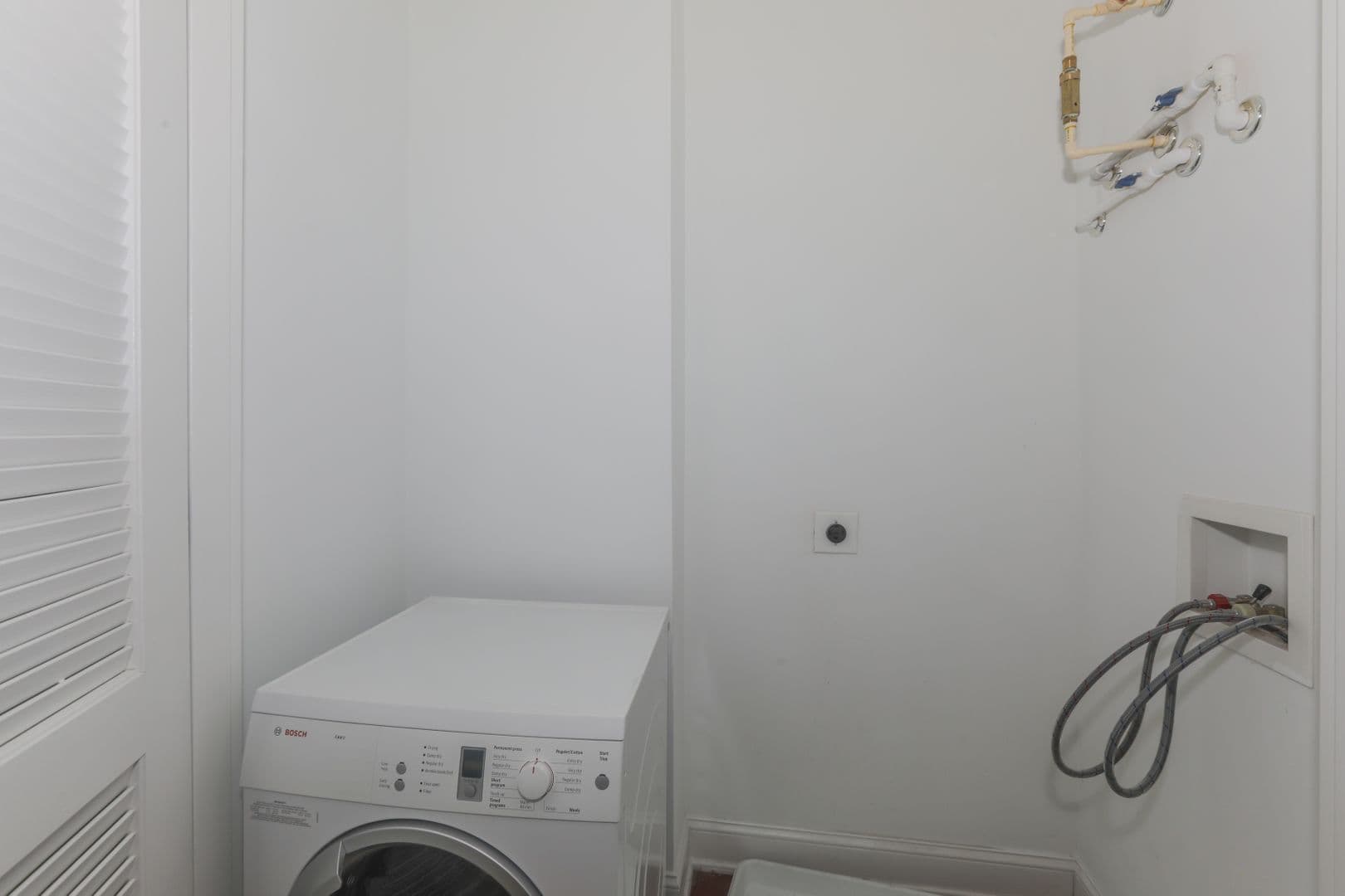 Edgewater Apartment: 360 Old River Road