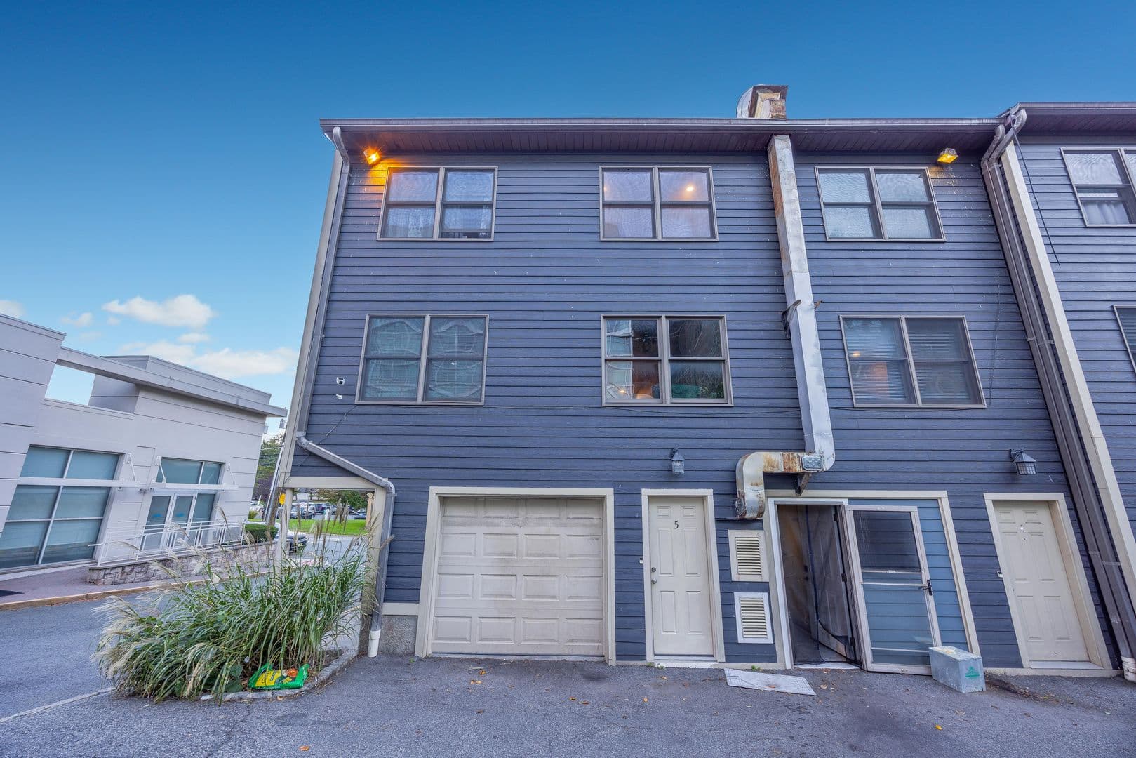Edgewater Apartment: 272 Old River Rd