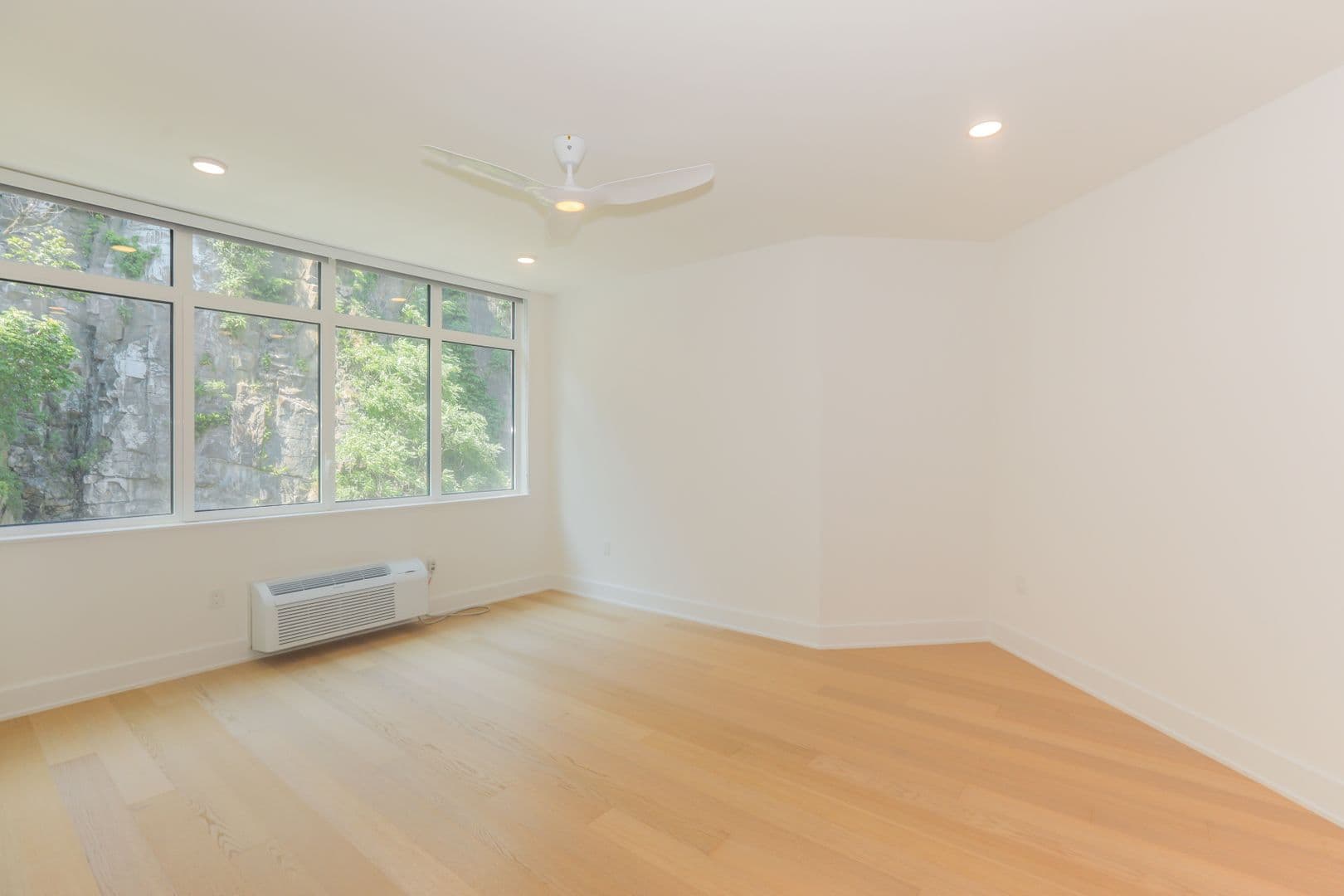 Edgewater Apartment: 7650 River Road