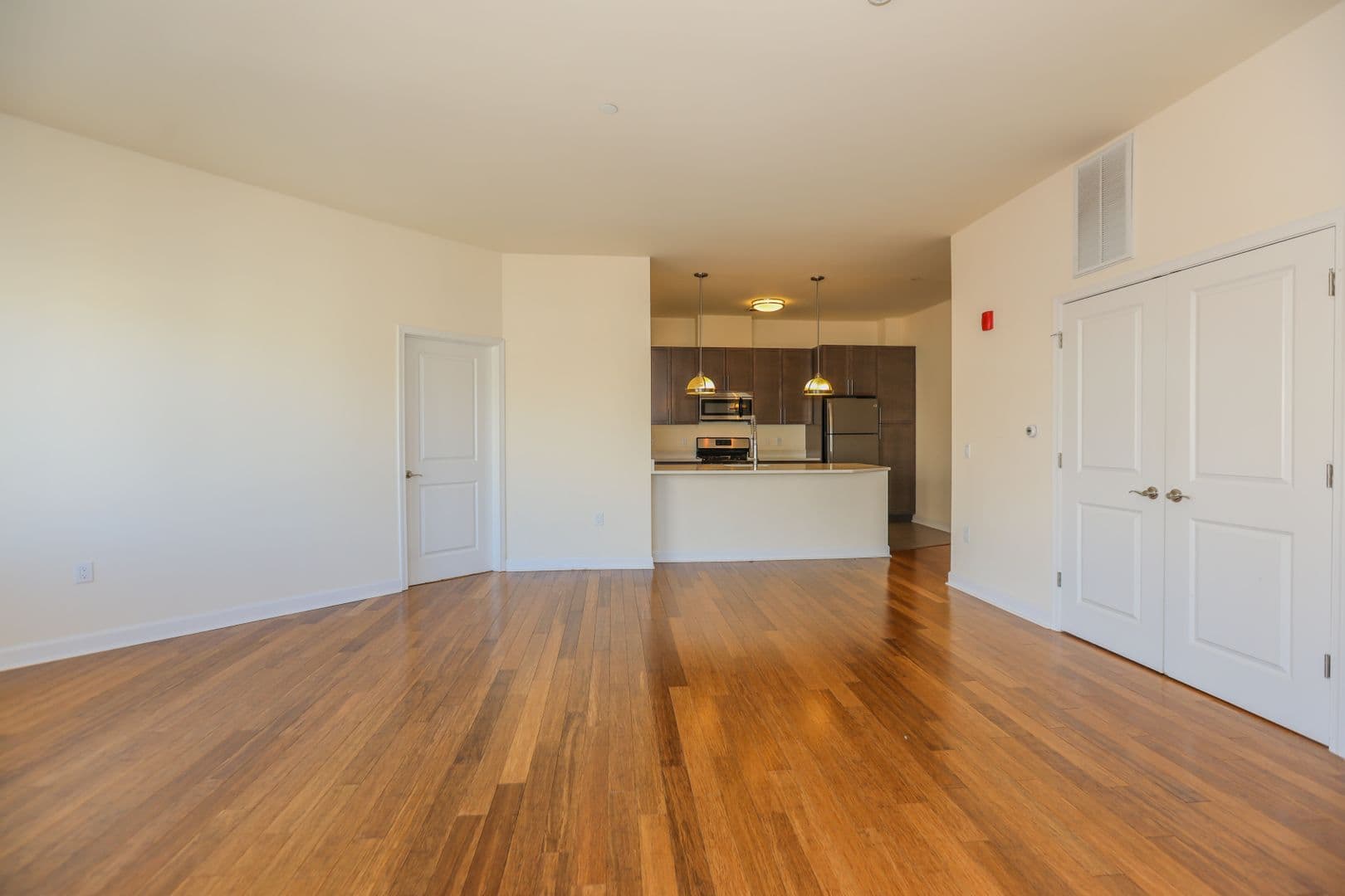 Edgewater House: 10 Main St