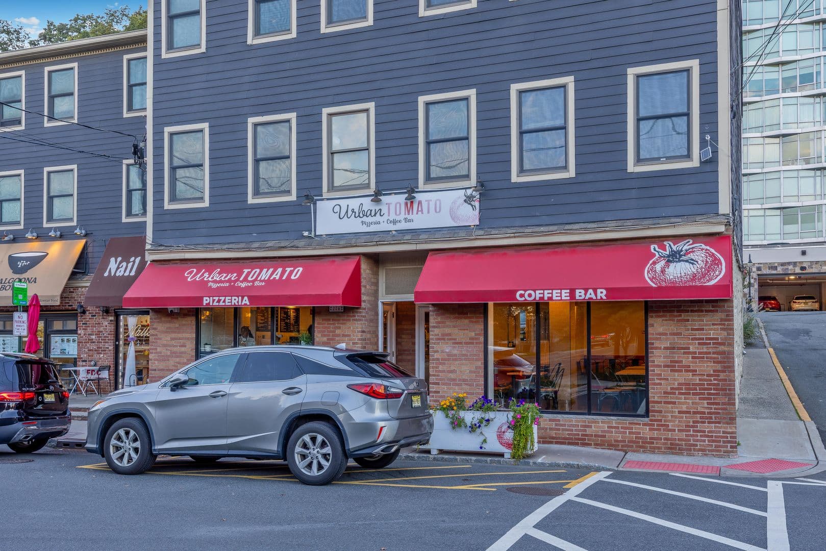 Edgewater Apartment: 272 Old River Rd