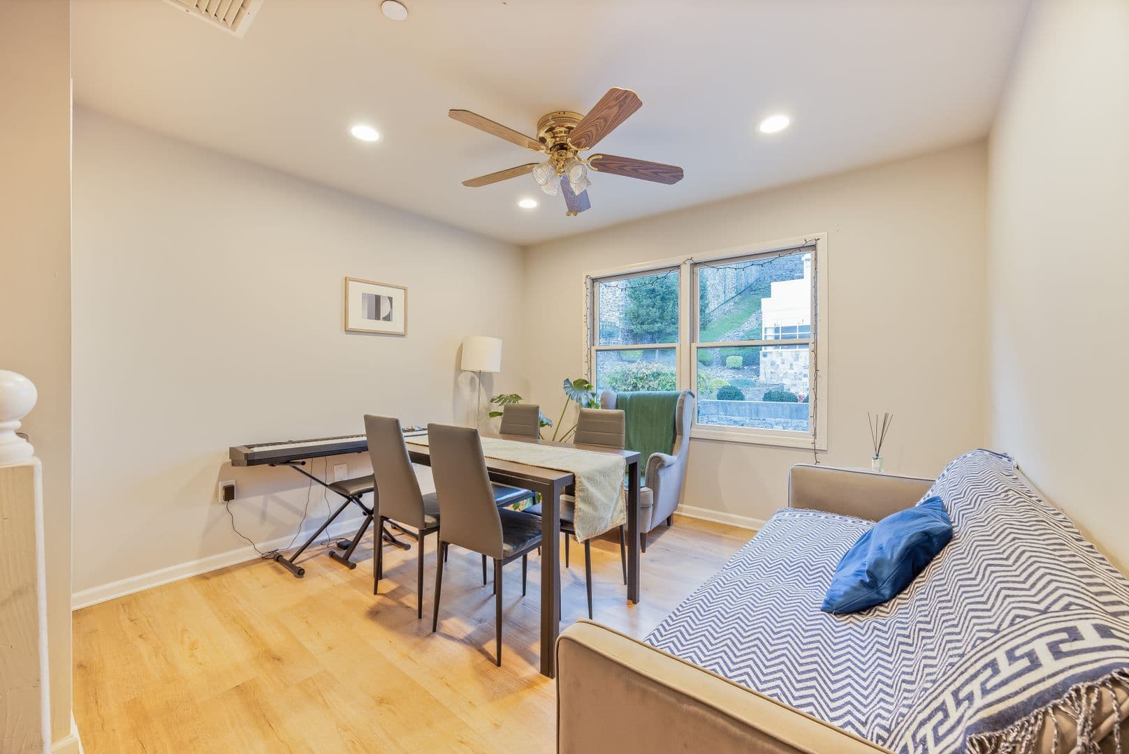 Edgewater Apartment: 272 Old River Rd