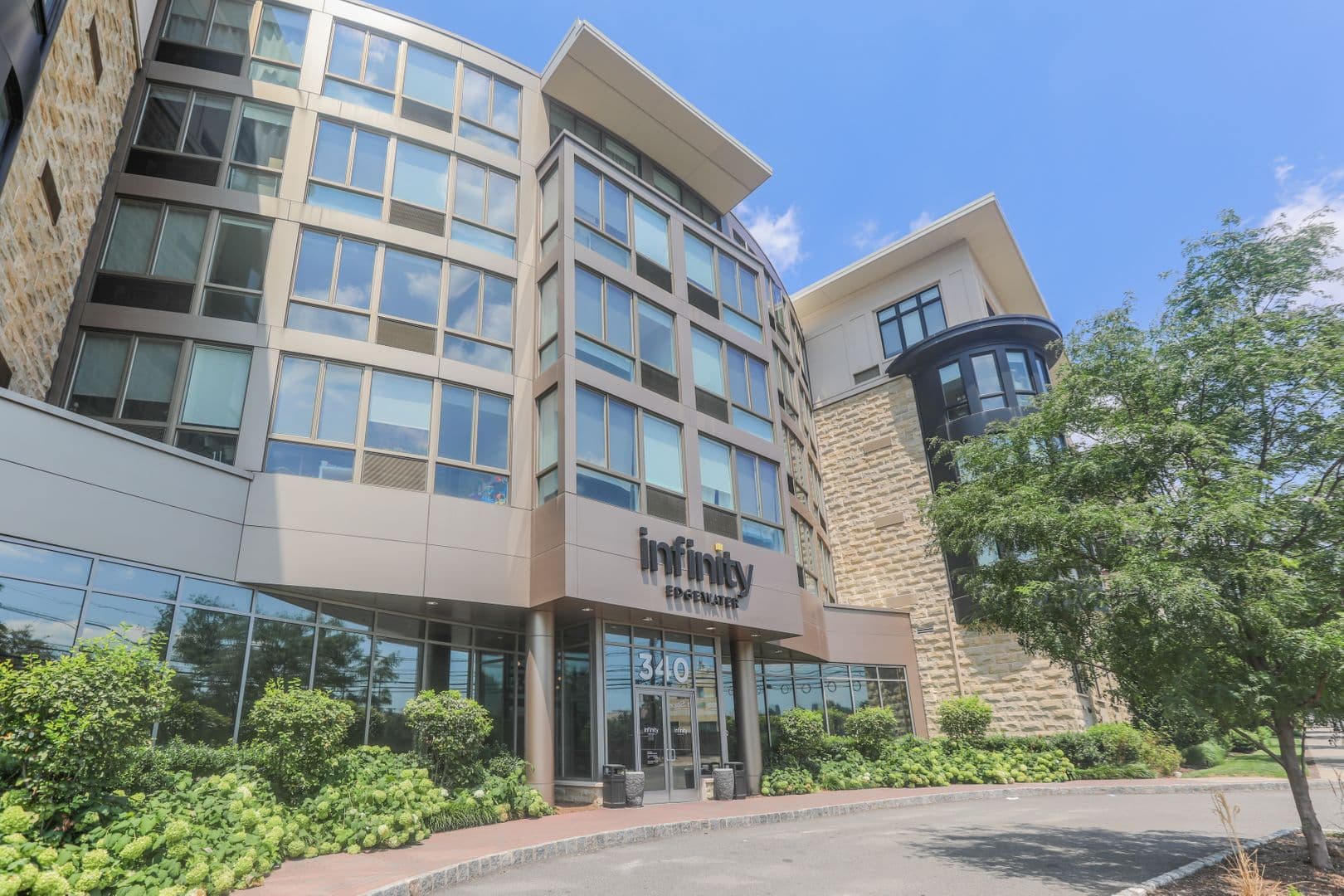Edgewater Apartment: 360 Old River Road