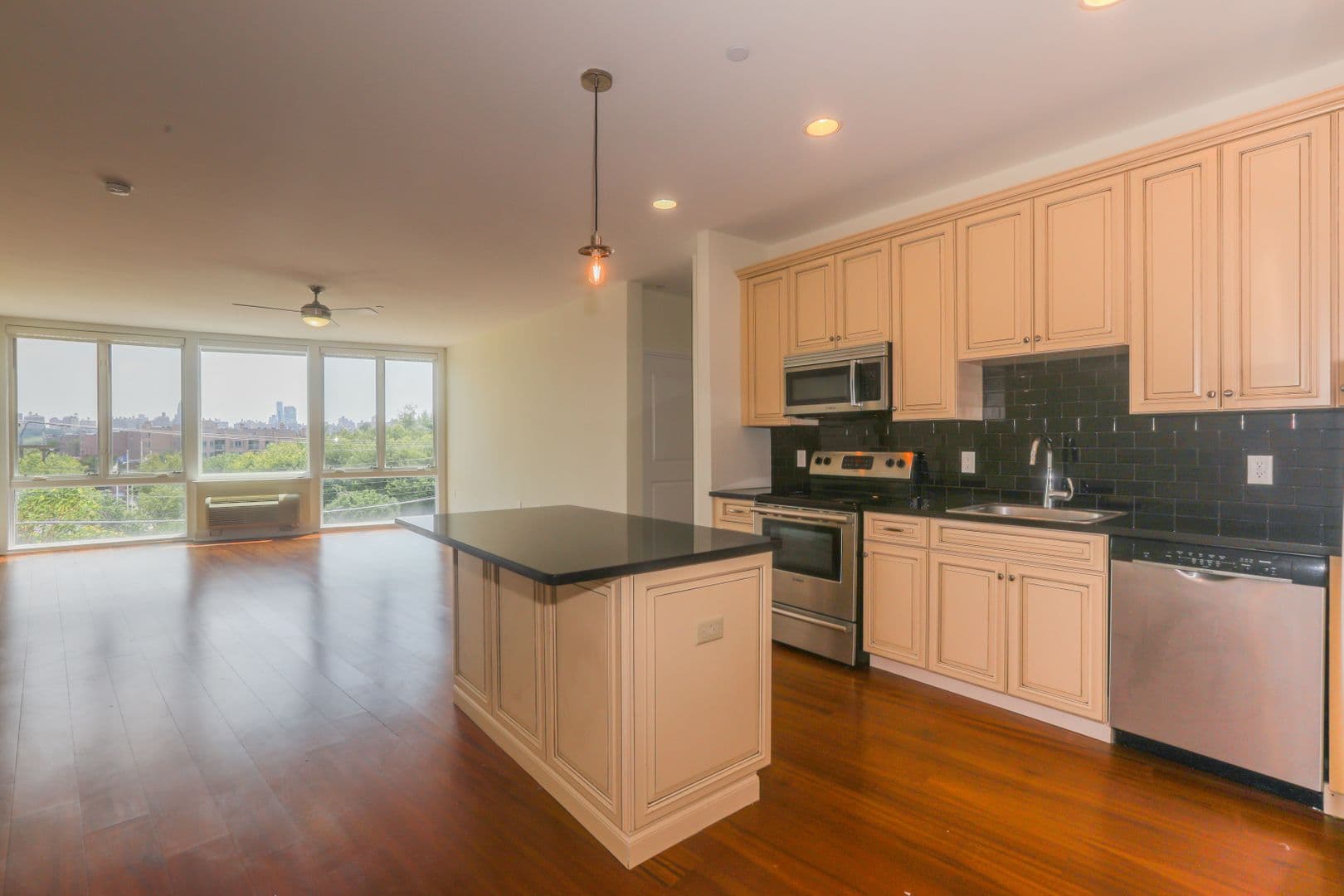 Edgewater Apartment: 360 Old River Road