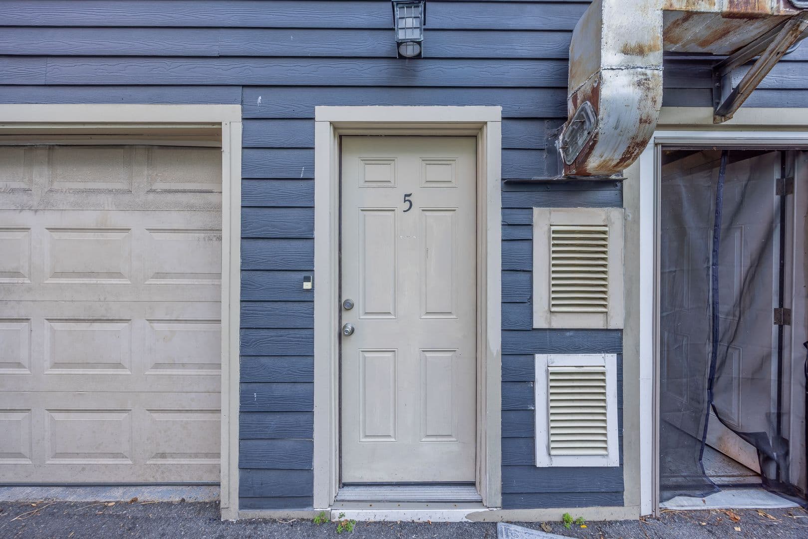 Edgewater Apartment: 272 Old River Rd