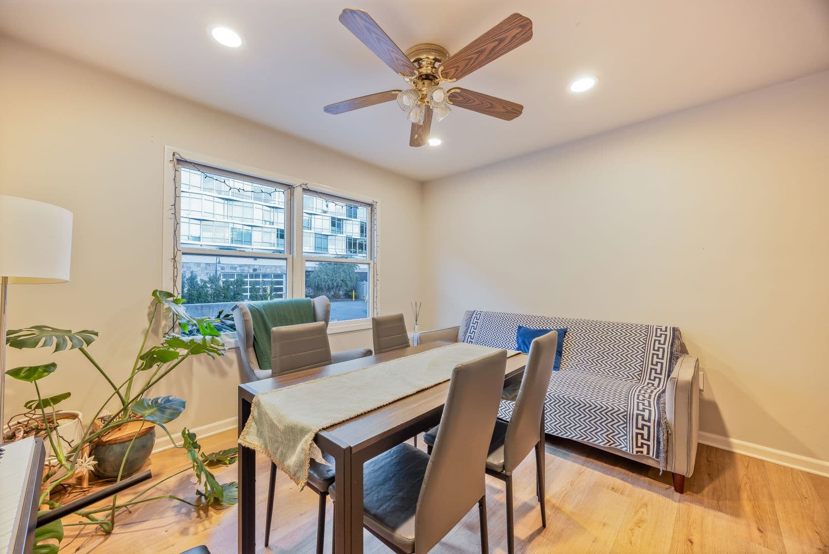 Edgewater Apartment: 272 Old River Rd