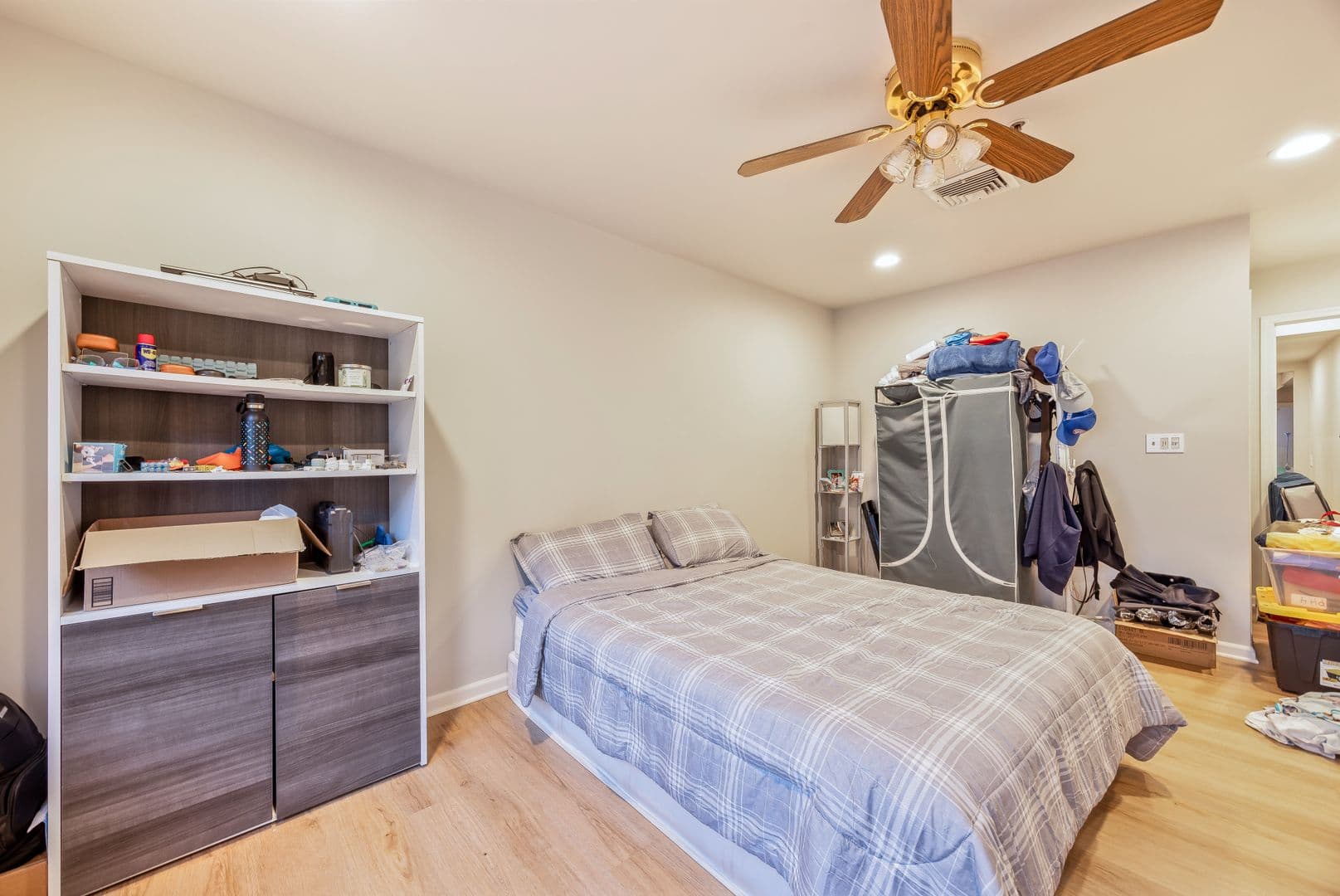 Edgewater Apartment: 272 Old River Rd