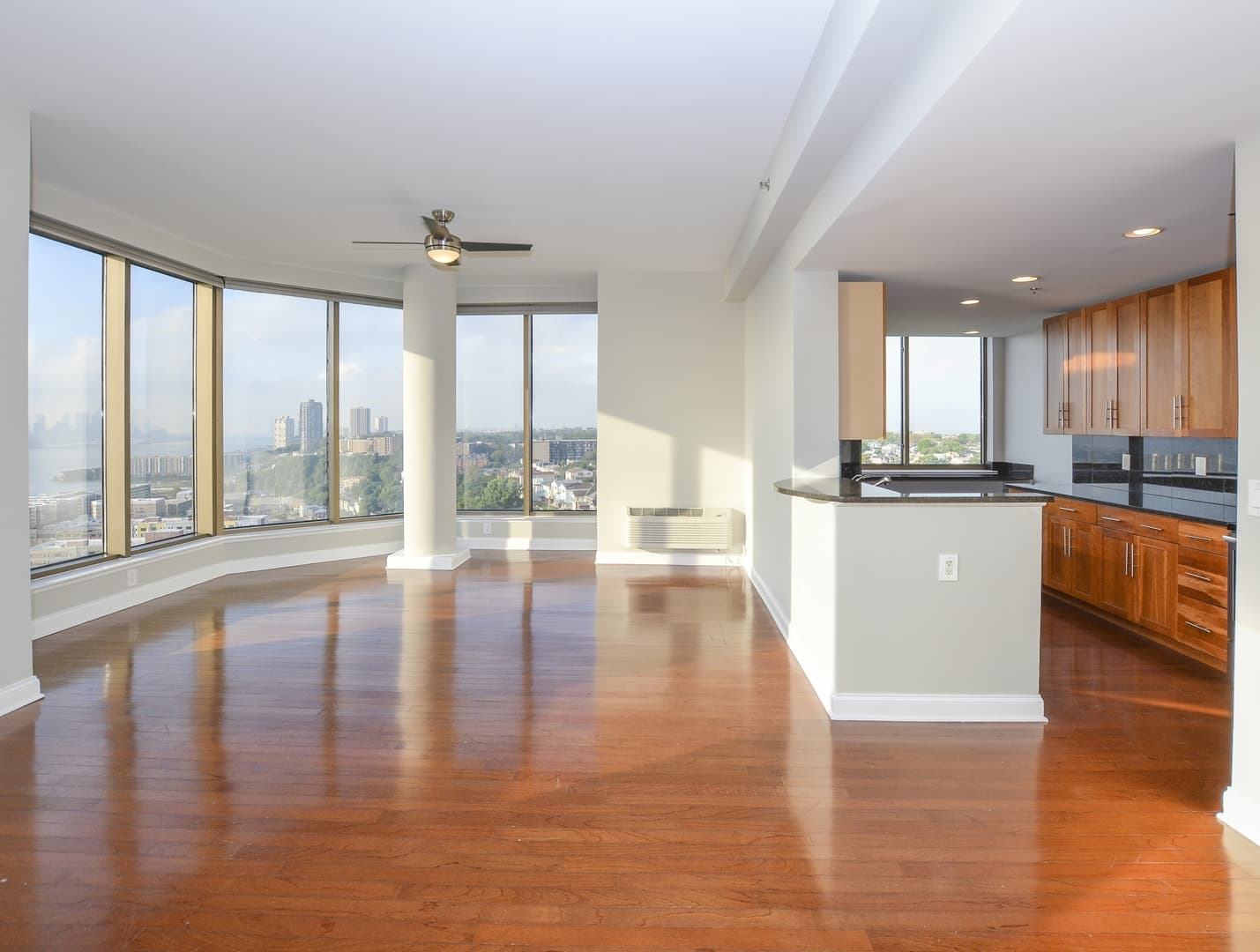 Edgewater Apartment: 99 Gorge Road
