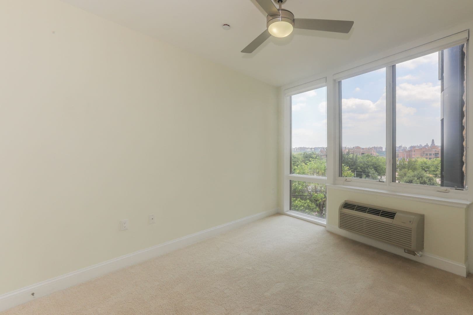 Edgewater Apartment: 360 Old River Road