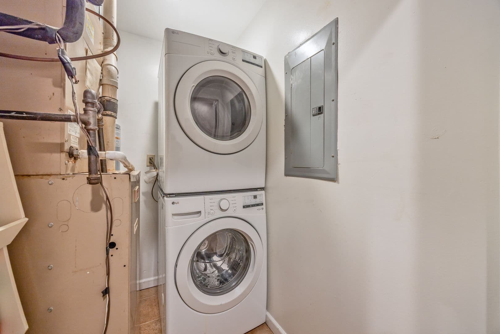 Edgewater Apartment: 272 Old River Rd