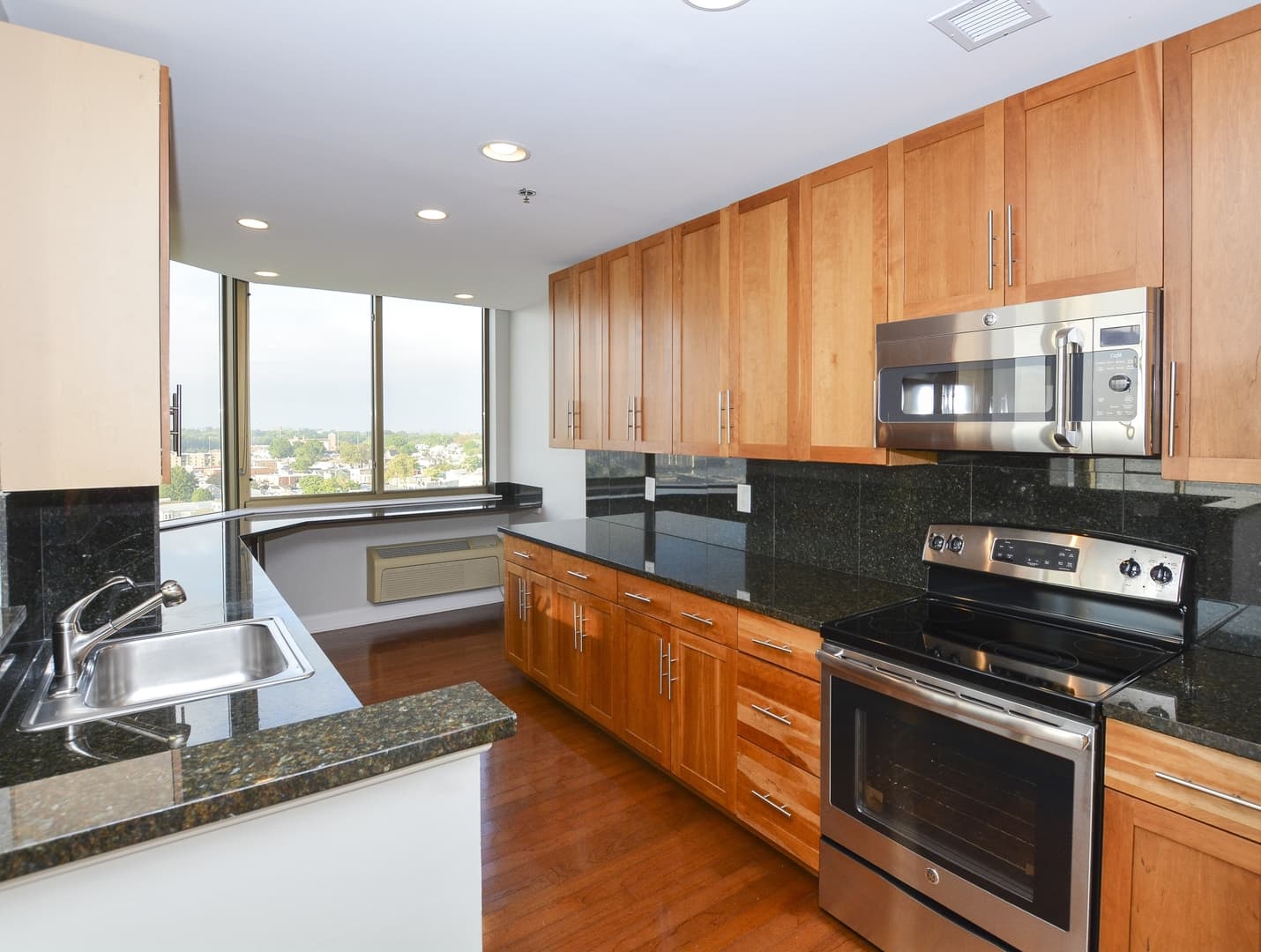 Edgewater Apartment: 99 Gorge Road