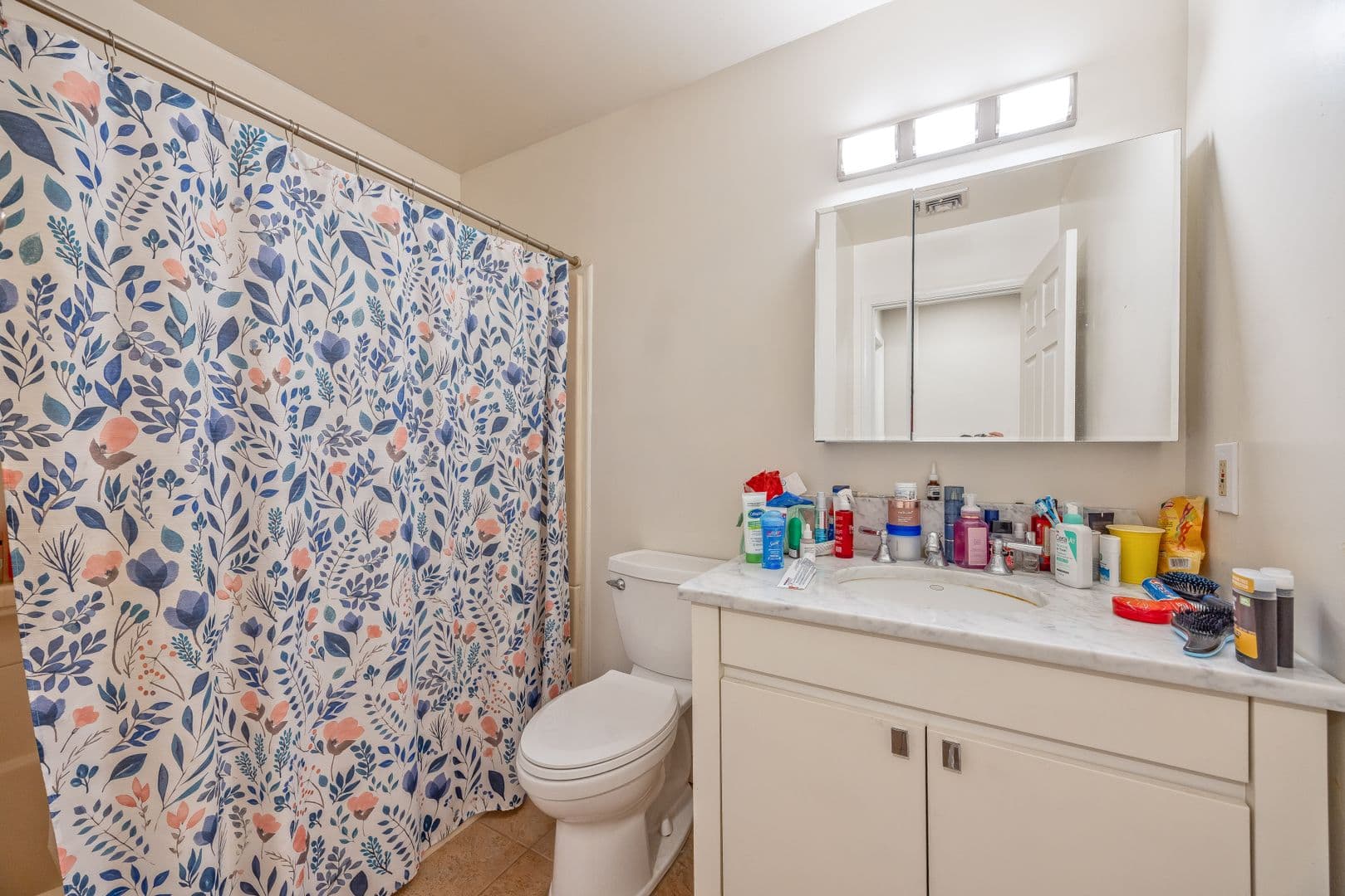 Edgewater Apartment: 272 Old River Rd