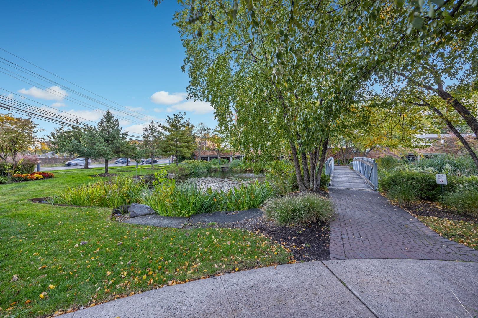Edgewater Apartment: 272 Old River Rd