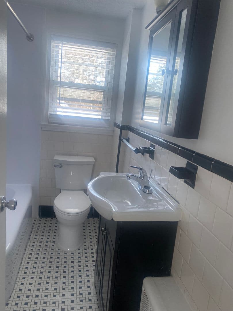 Somerset Apartment: 102 Shawomet Avenue