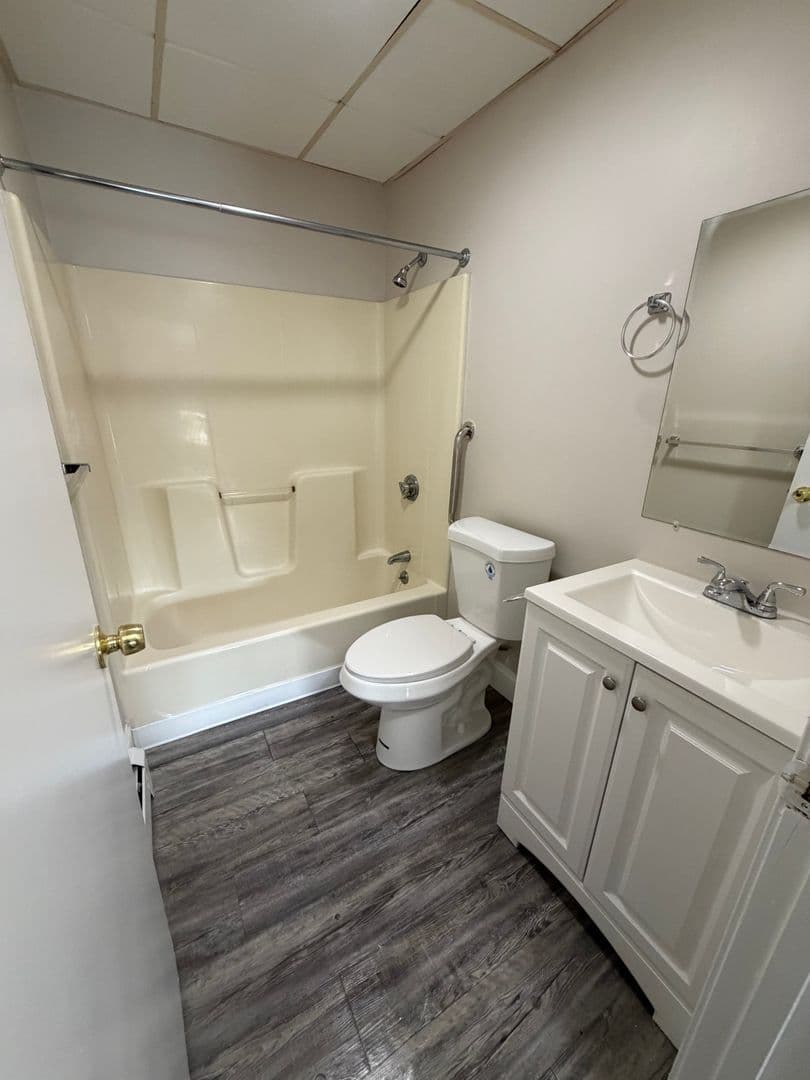 Fall River Apartment: 683-677-669-665-663-655 -631- 543 - 569 - 545 Middle Street