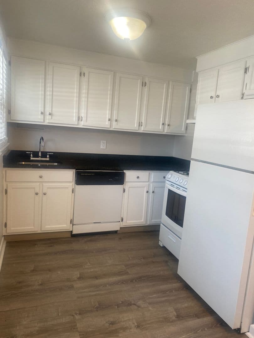 Somerset Apartment: 102 Shawomet Avenue