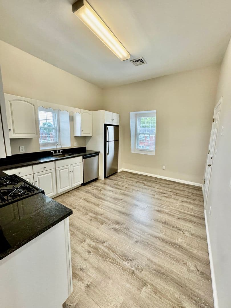 Somerset Apartment: 102 Shawomet Avenue