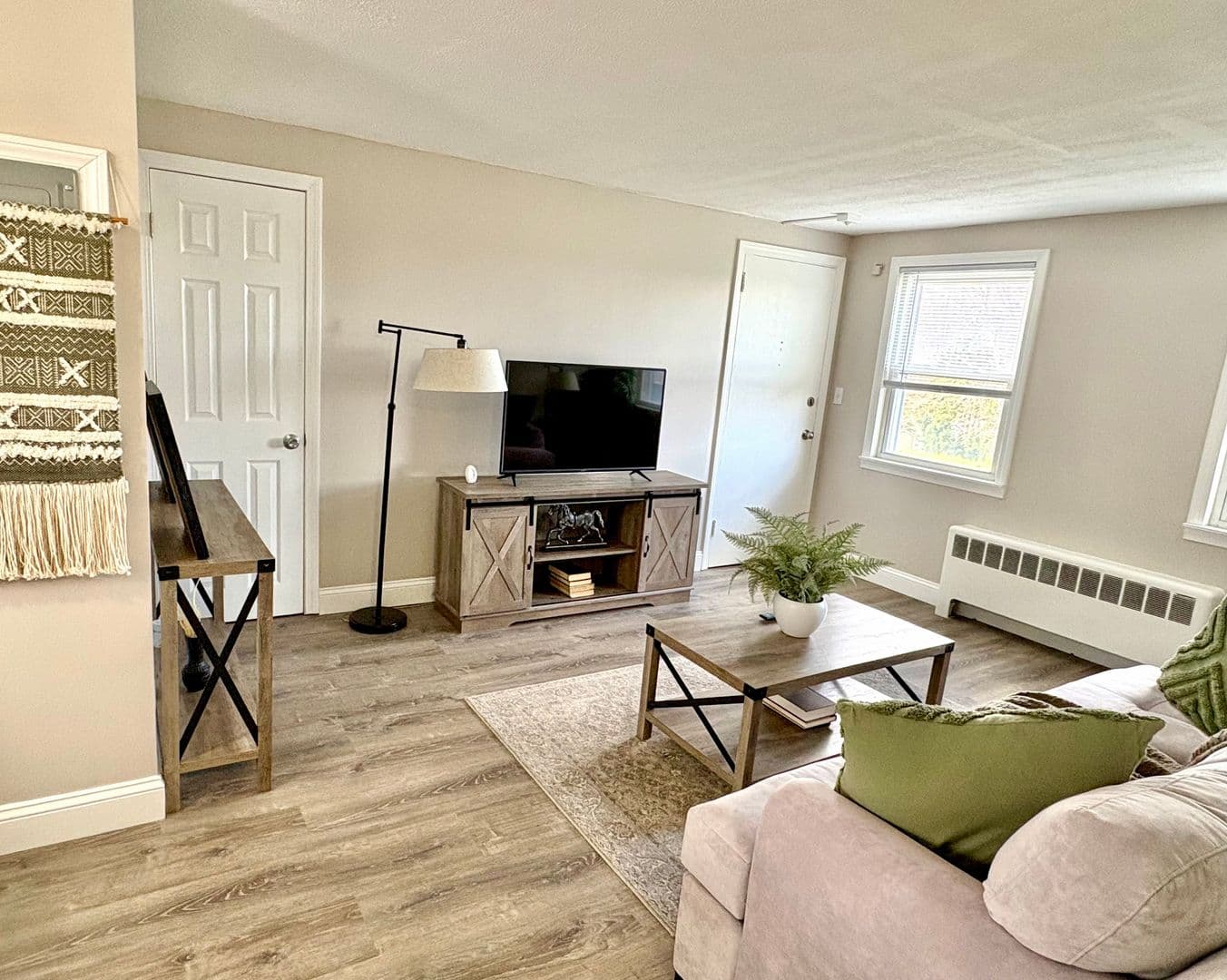Somerset Apartment: 102 Shawomet Avenue