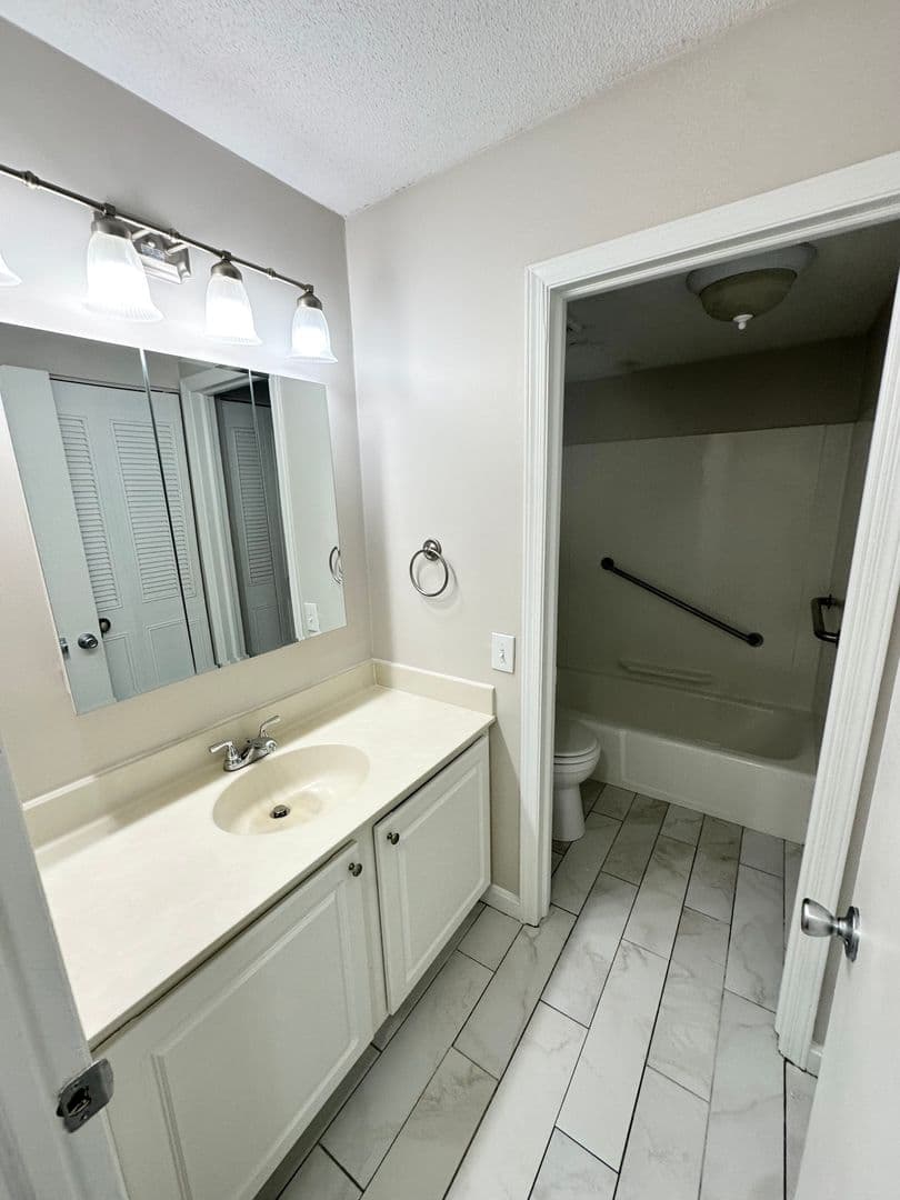 Middletown Apartment: 3 Admiralty Drive