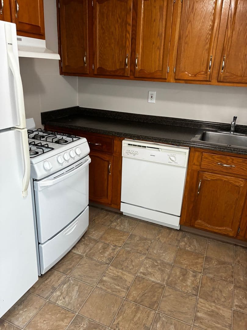 Somerset Apartment: 102 Shawomet Avenue