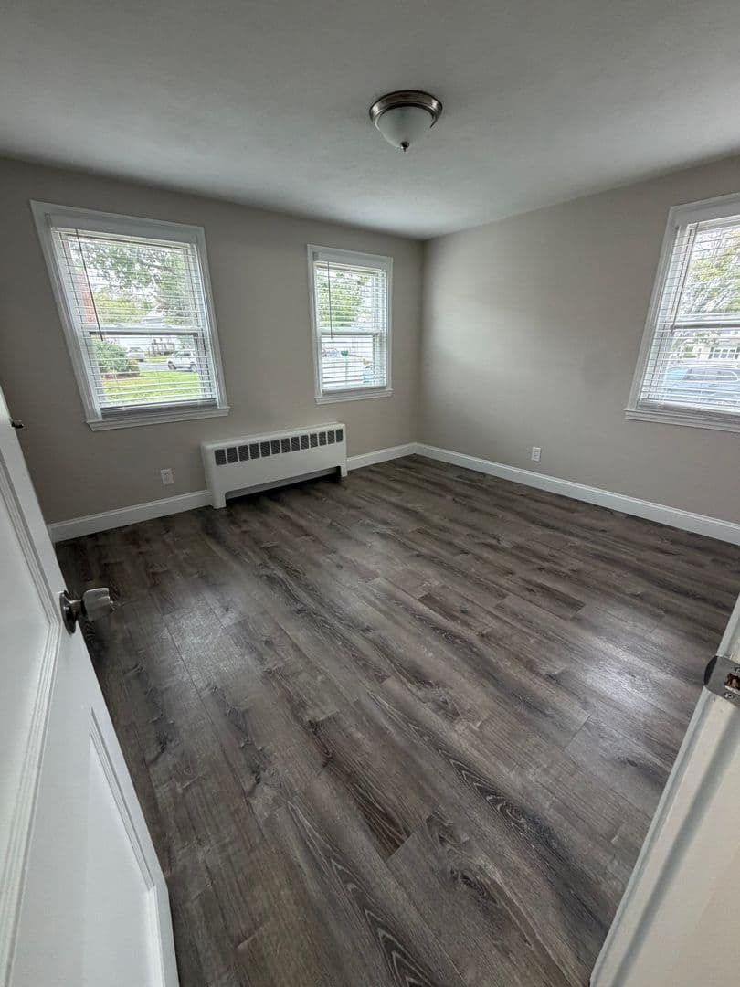 Somerset Apartment: 102 Shawomet Avenue