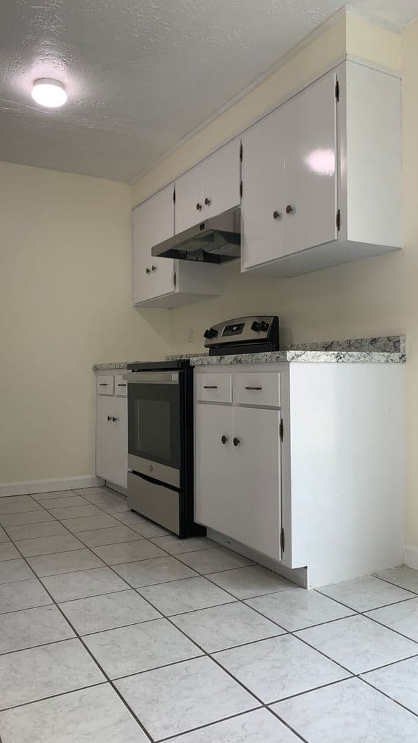 Spencer Apartment: 1 Vista Lane