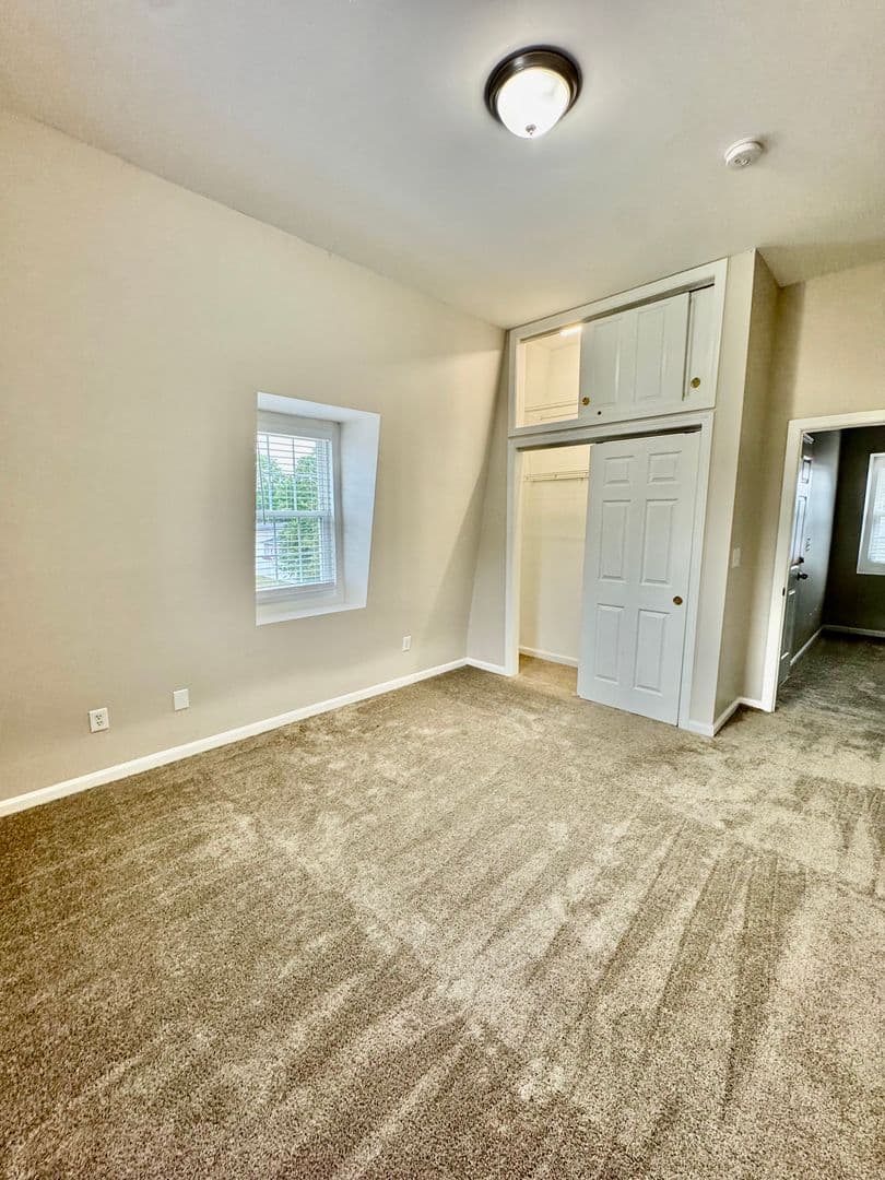 Somerset Apartment: 102 Shawomet Avenue