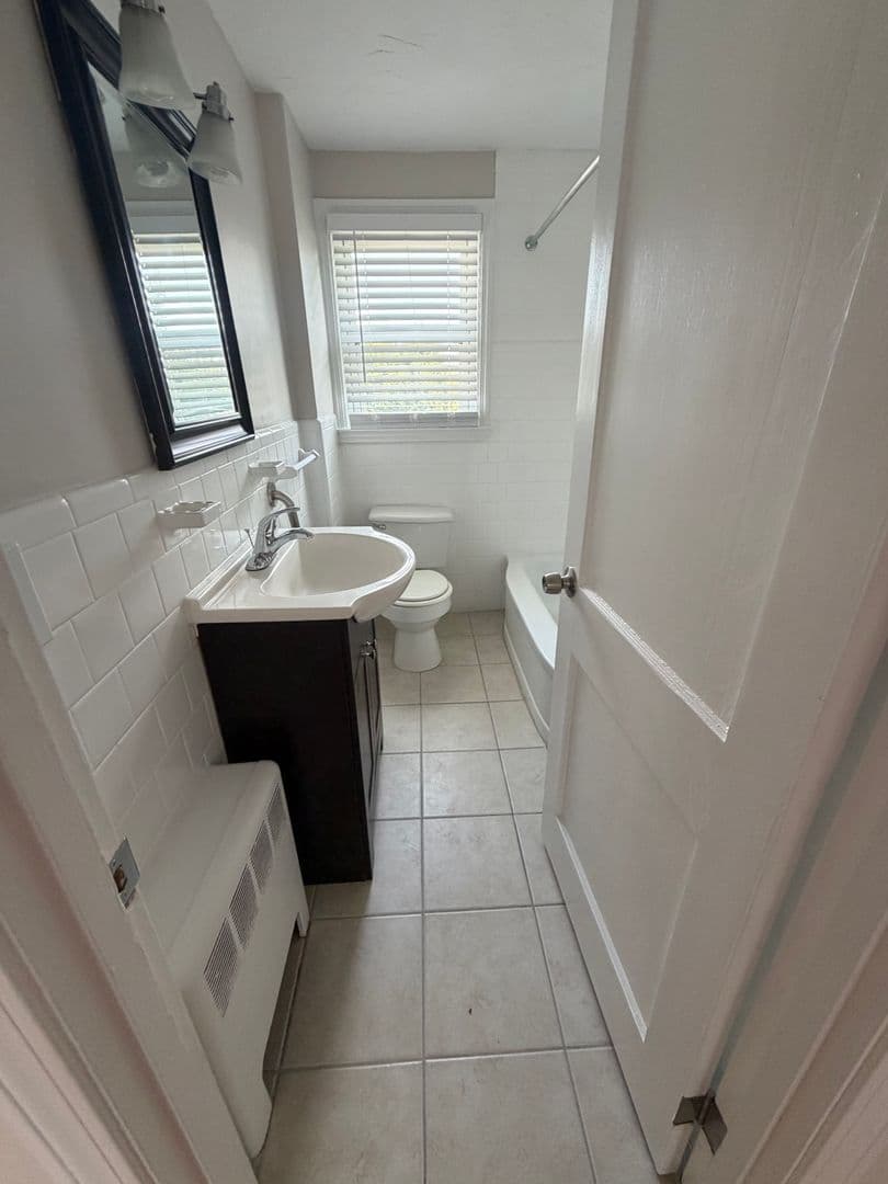 Somerset Apartment: 102 Shawomet Avenue